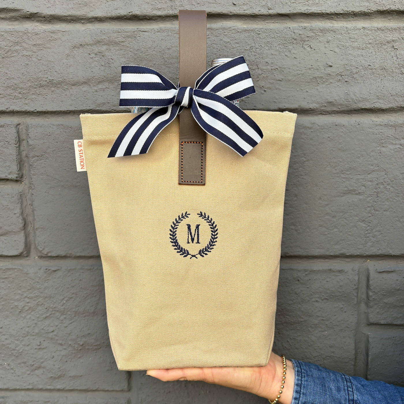 Personalized Wine Bag Monogram Wreath in Navy
