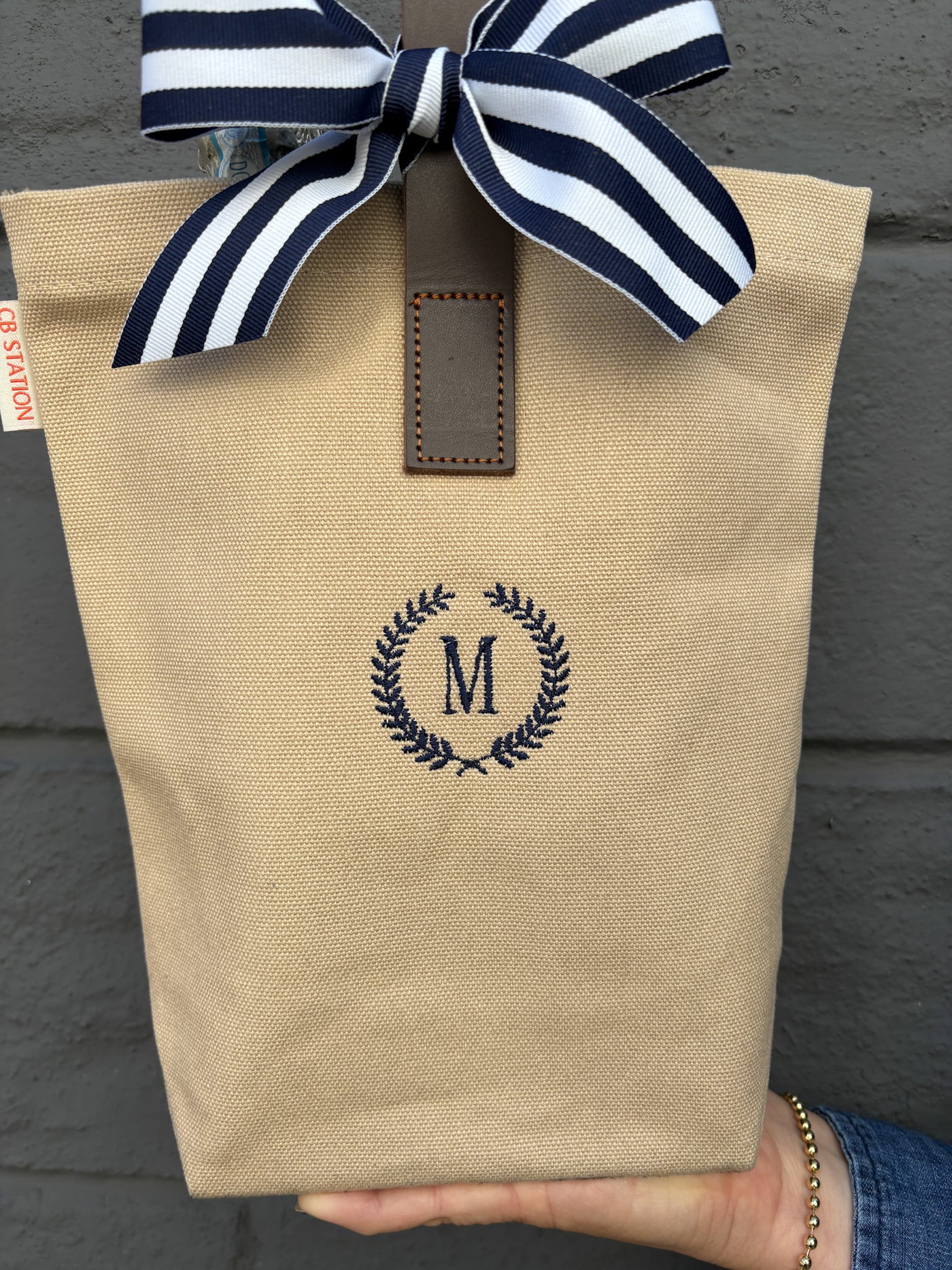Personalized Wine Bag Monogram Wreath in Navy
