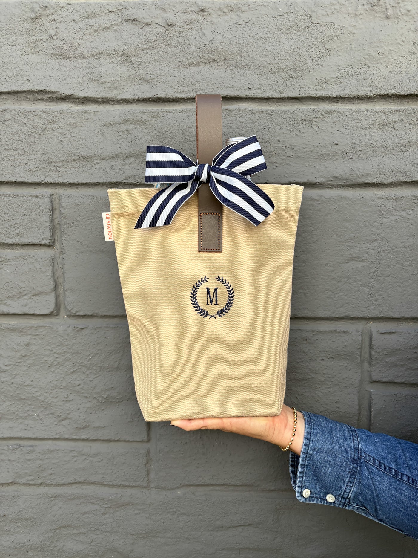 Personalized Wine Bag Monogram Wreath in Navy